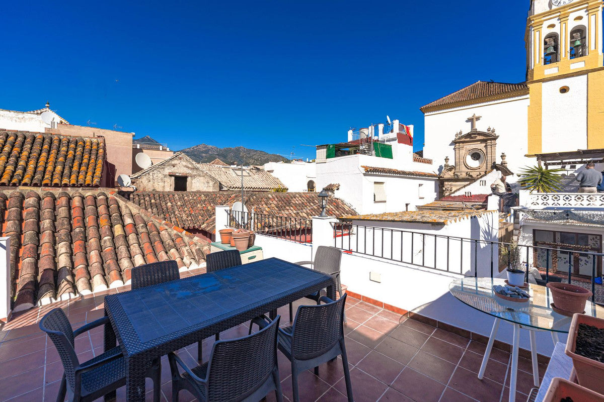 Ático con Terraza y Encanto Andaluz en el Casco Histórico de Marbella Frente a Iglesia Barroca