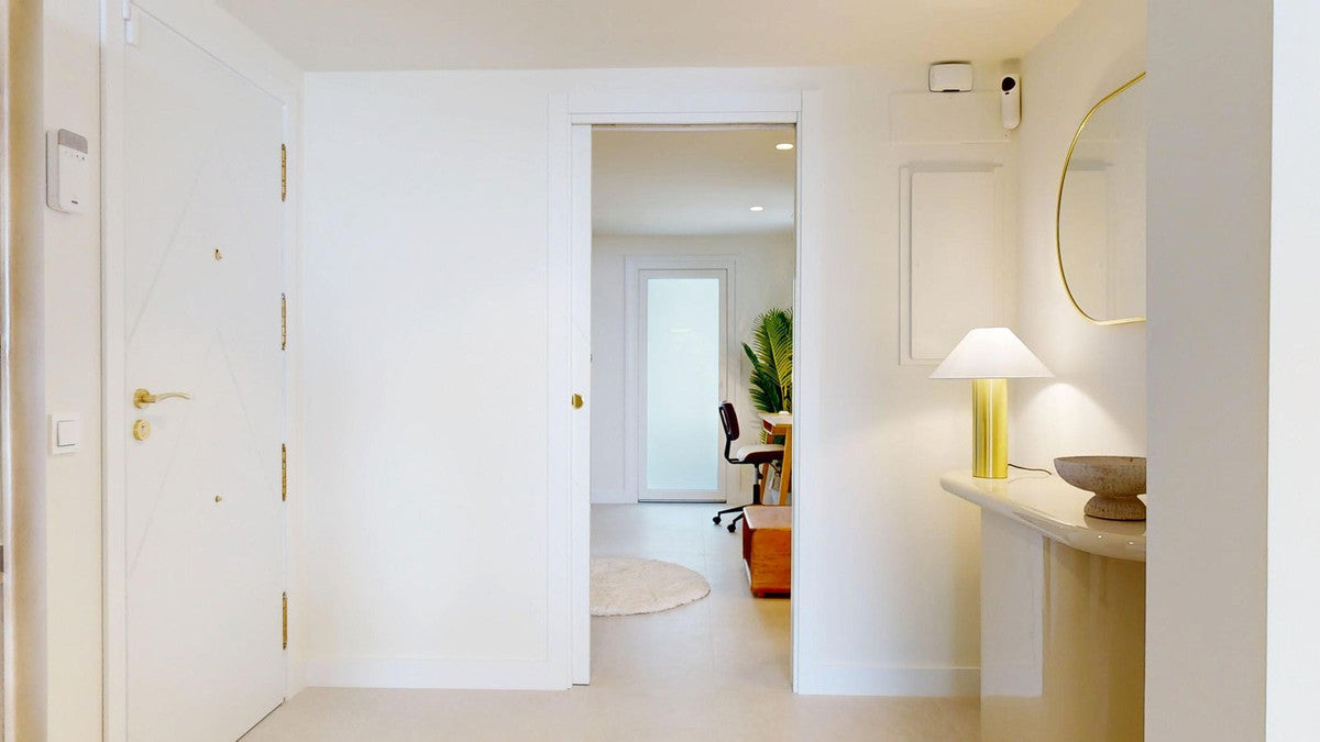 Magnífico apartamento a tan solo 3 km del centro de Marbella y a escasos metros del mar.