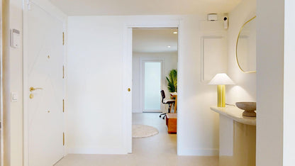 Magnífico apartamento a tan solo 3 km del centro de Marbella y a escasos metros del mar.