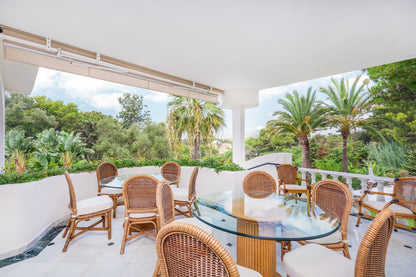 Villa en Marbella en Primera Línea de Golf | Parcela de 3.000 m² con Vistas al Mar y Potencial de Reforma
