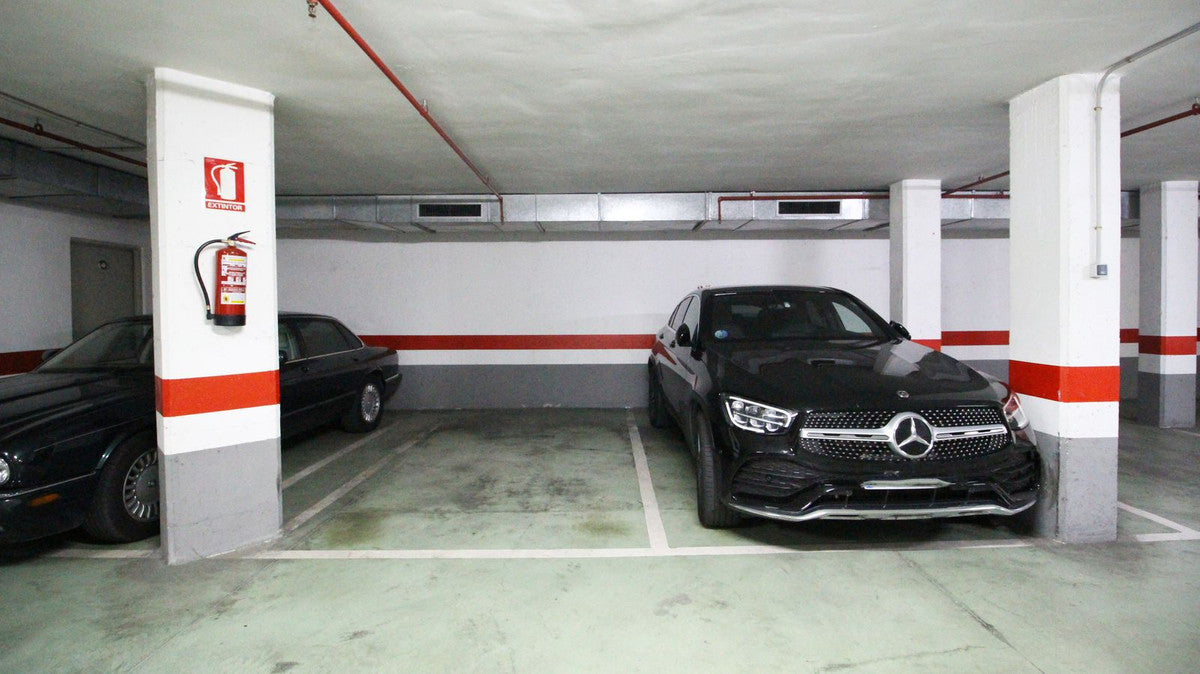 Apartamento de Ensueño a Metros del Mar con Terraza Acristalada, Piscina y Parking Privado