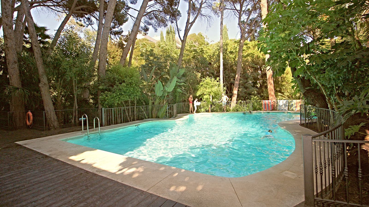 Apartamento de Ensueño a Metros del Mar con Terraza Acristalada, Piscina y Parking Privado