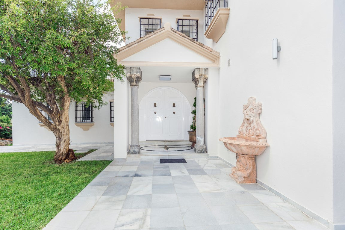 Encantadora Villa Andaluza en Primera Línea de Golf – ¡Oportunidad Única!