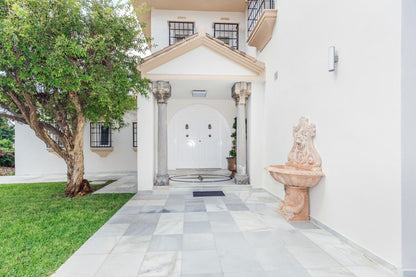 Encantadora Villa Andaluza en Primera Línea de Golf – ¡Oportunidad Única!
