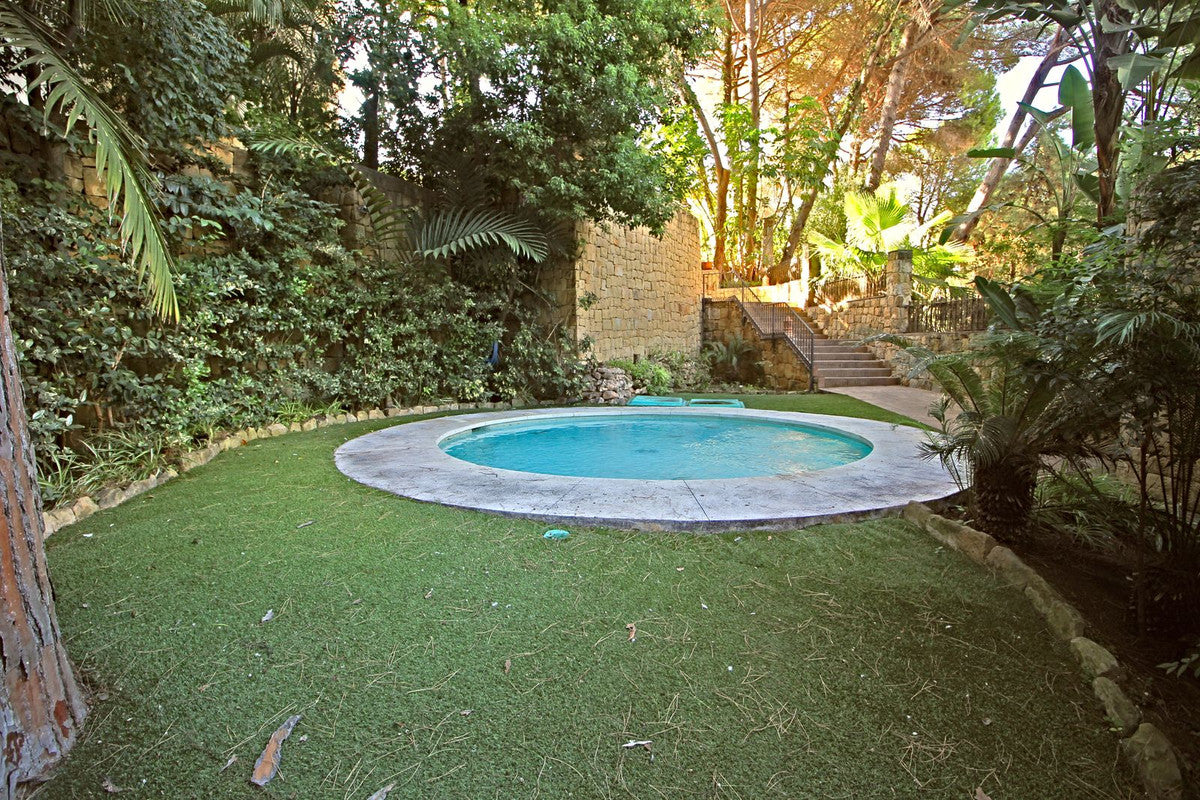 Apartamento de Ensueño a Metros del Mar con Terraza Acristalada, Piscina y Parking Privado