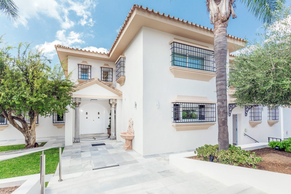 Villa en Marbella en Primera Línea de Golf | Parcela de 3.000 m² con Vistas al Mar y Potencial de Reforma