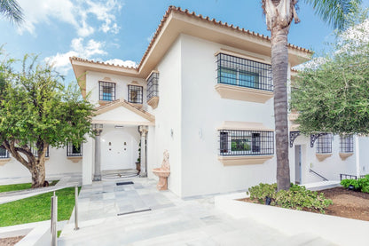 Villa en Marbella en Primera Línea de Golf | Parcela de 3.000 m² con Vistas al Mar y Potencial de Reforma