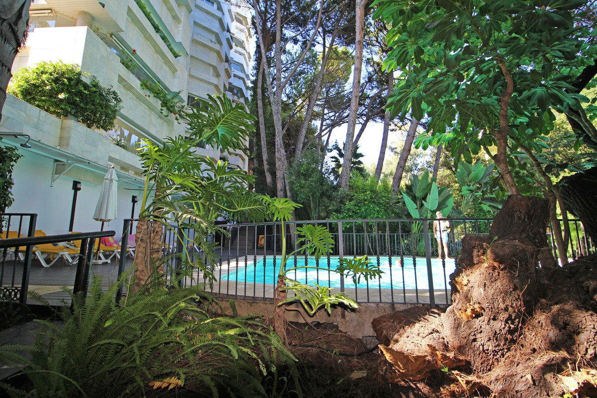 Apartamento de Ensueño a Metros del Mar con Terraza Acristalada, Piscina y Parking Privado