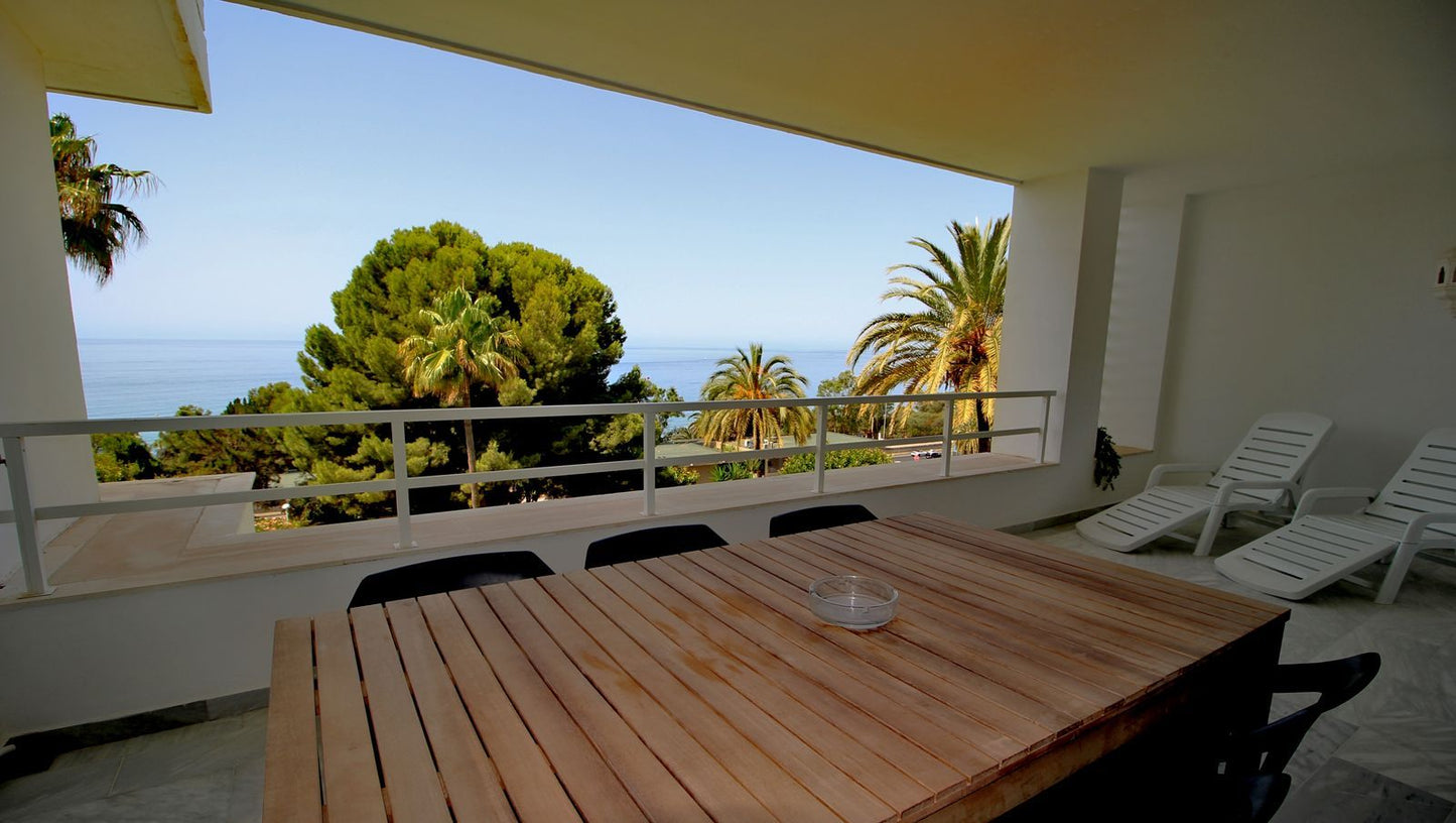 Apartamento de lujo en venta en Río Real, Marbella – 3 dormitorios, vistas al mar, garaje y zonas comunes exclusivas