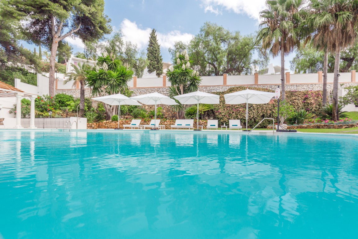 Villa en Marbella en Primera Línea de Golf | Parcela de 3.000 m² con Vistas al Mar y Potencial de Reforma