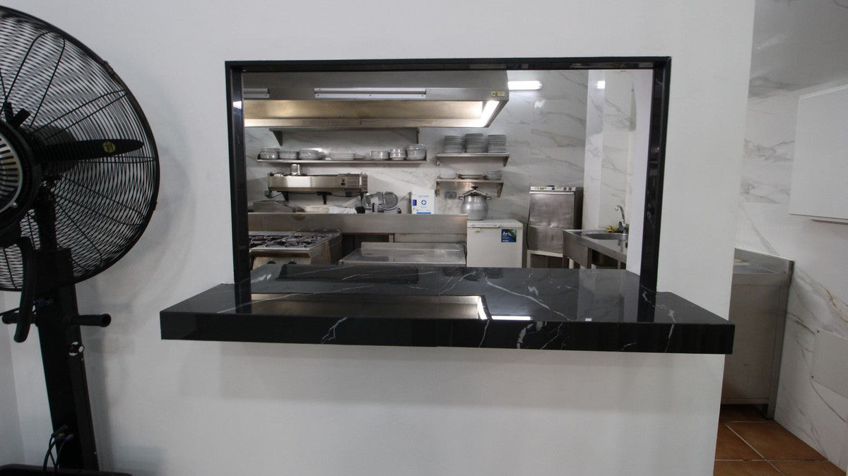 Oportunidad de inversión: local totalmente equipado en zona peatonal de Marbella