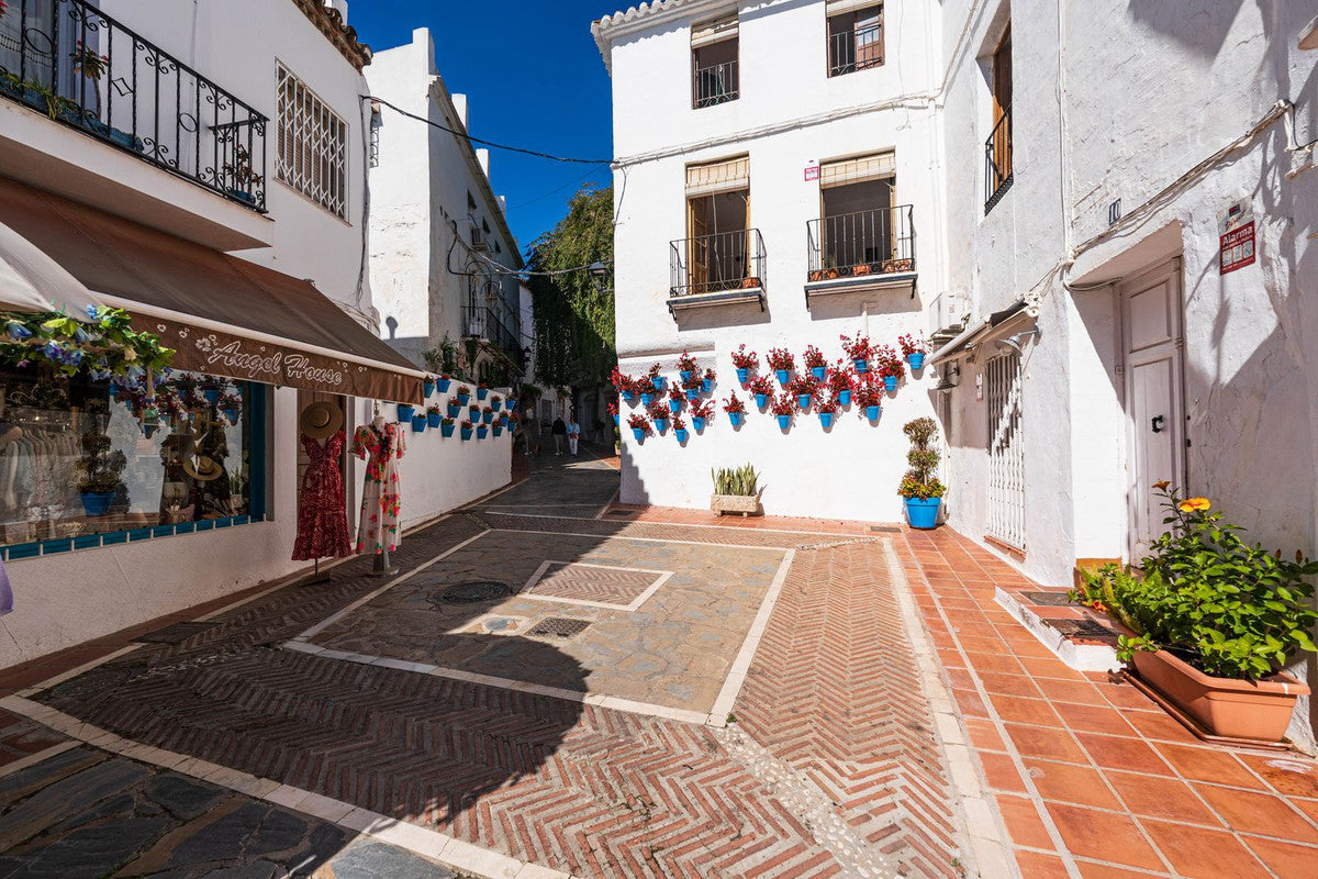 Ático con Terraza y Encanto Andaluz en el Casco Histórico de Marbella Frente a Iglesia Barroca