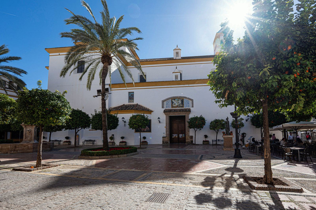 Ático con Terraza y Encanto Andaluz en el Casco Histórico de Marbella Frente a Iglesia Barroca