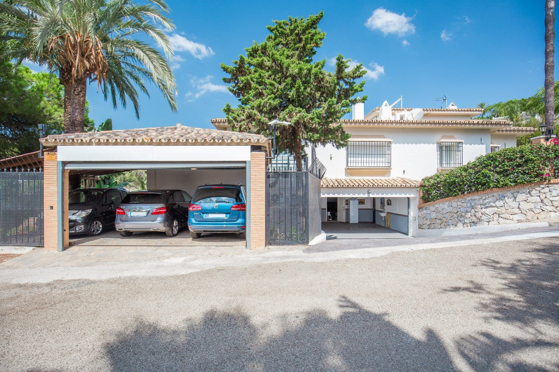 Villa en Marbella en Primera Línea de Golf | Parcela de 3.000 m² con Vistas al Mar y Potencial de Reforma