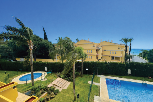 Apartamento de 3 dormitorios con terraza y vistas al mar en Marbella, a pocos metros de la playa