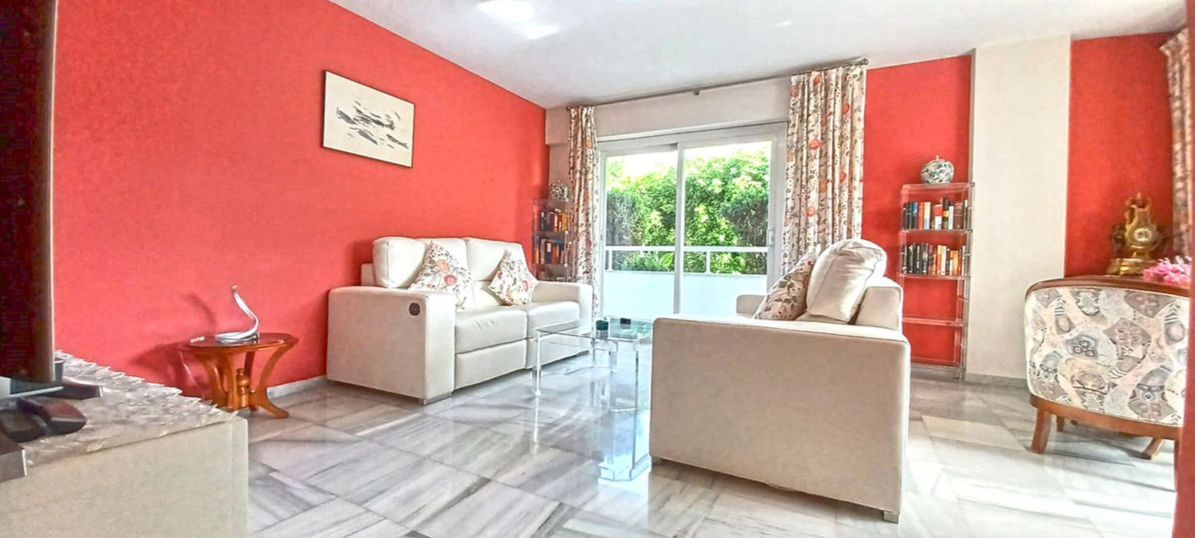 Elegante apartamento a 30 m del Paseo Marítimo de Marbella con piscina y jardines