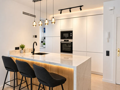 Apartamento reformado en planta alta con terraza soleada, vistas despejadas y piscina comunitaria