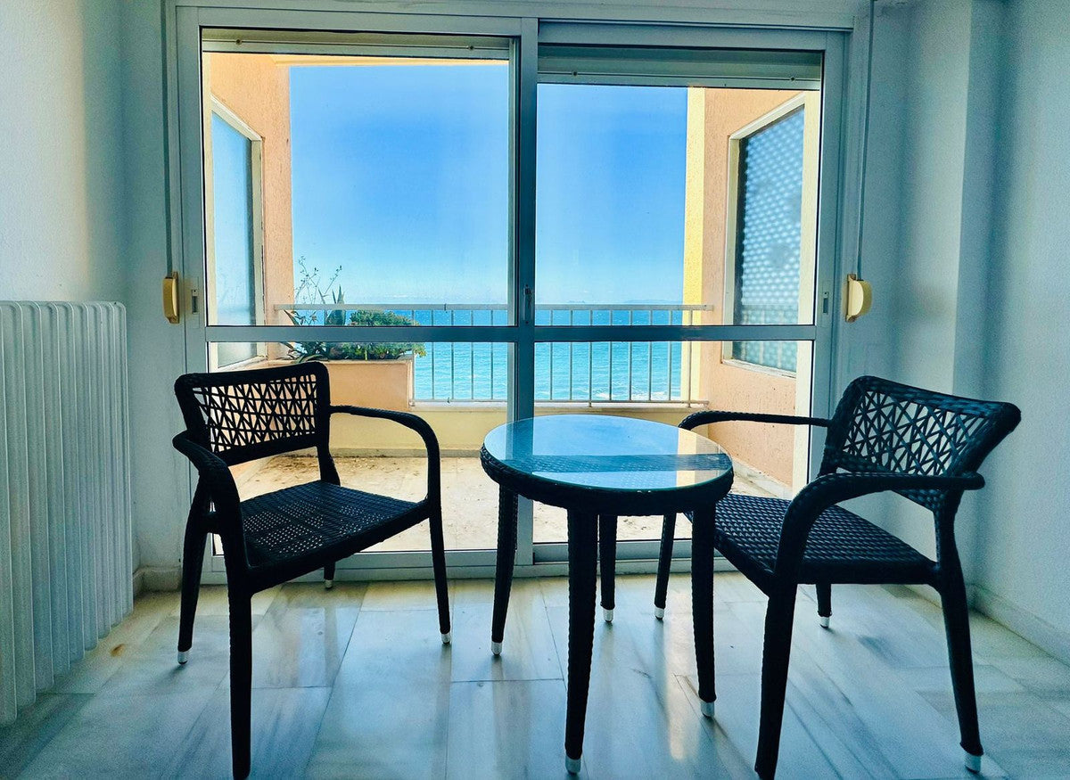Estudio con Vistas al Mar en Primera Línea de Playa en Marbella – Ideal para Inversión
