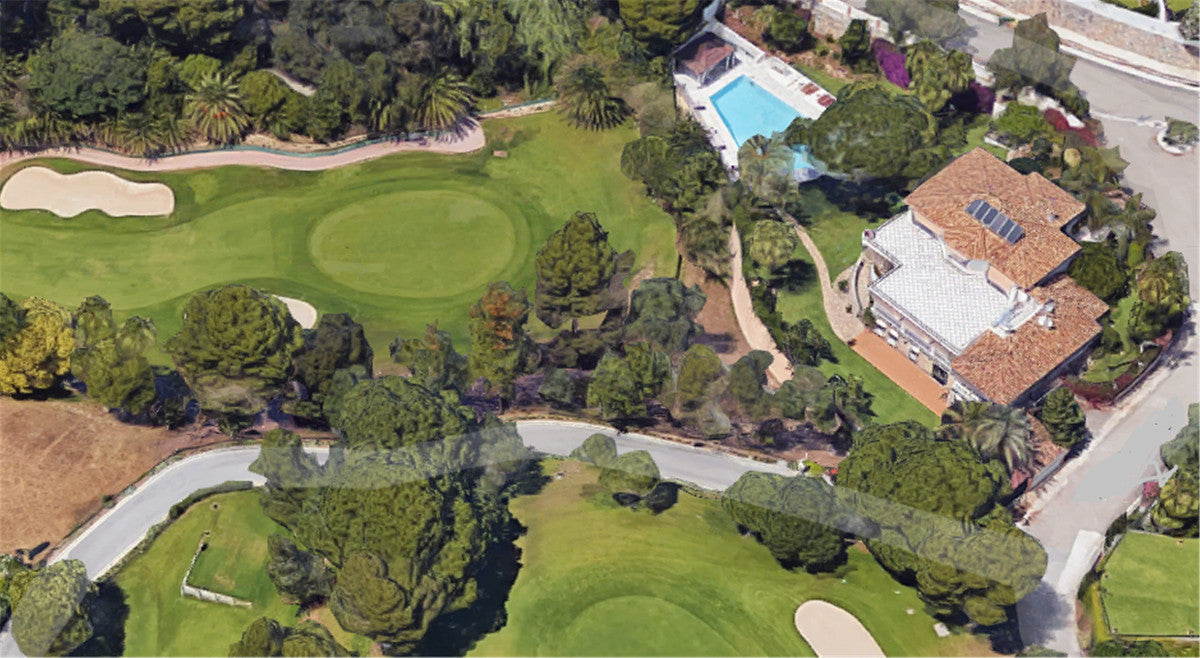 Villa en Marbella en Primera Línea de Golf | Parcela de 3.000 m² con Vistas al Mar y Potencial de Reforma