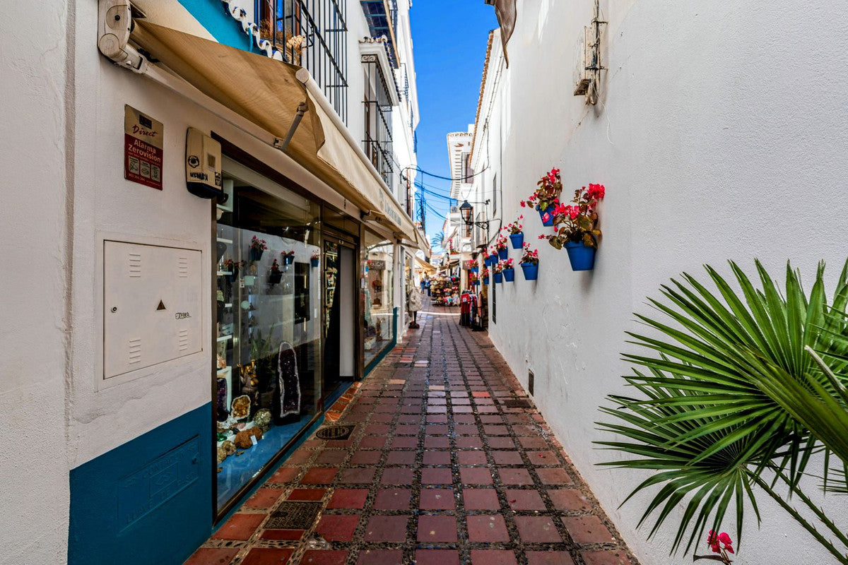 Ático con Terraza y Encanto Andaluz en el Casco Histórico de Marbella Frente a Iglesia Barroca