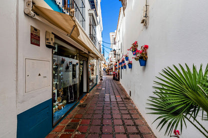 Ático con Terraza y Encanto Andaluz en el Casco Histórico de Marbella Frente a Iglesia Barroca