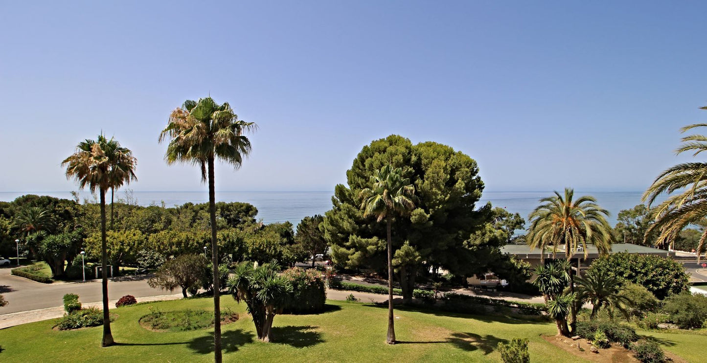 Apartamento de lujo en venta en Río Real, Marbella – 3 dormitorios, vistas al mar, garaje y zonas comunes exclusivas