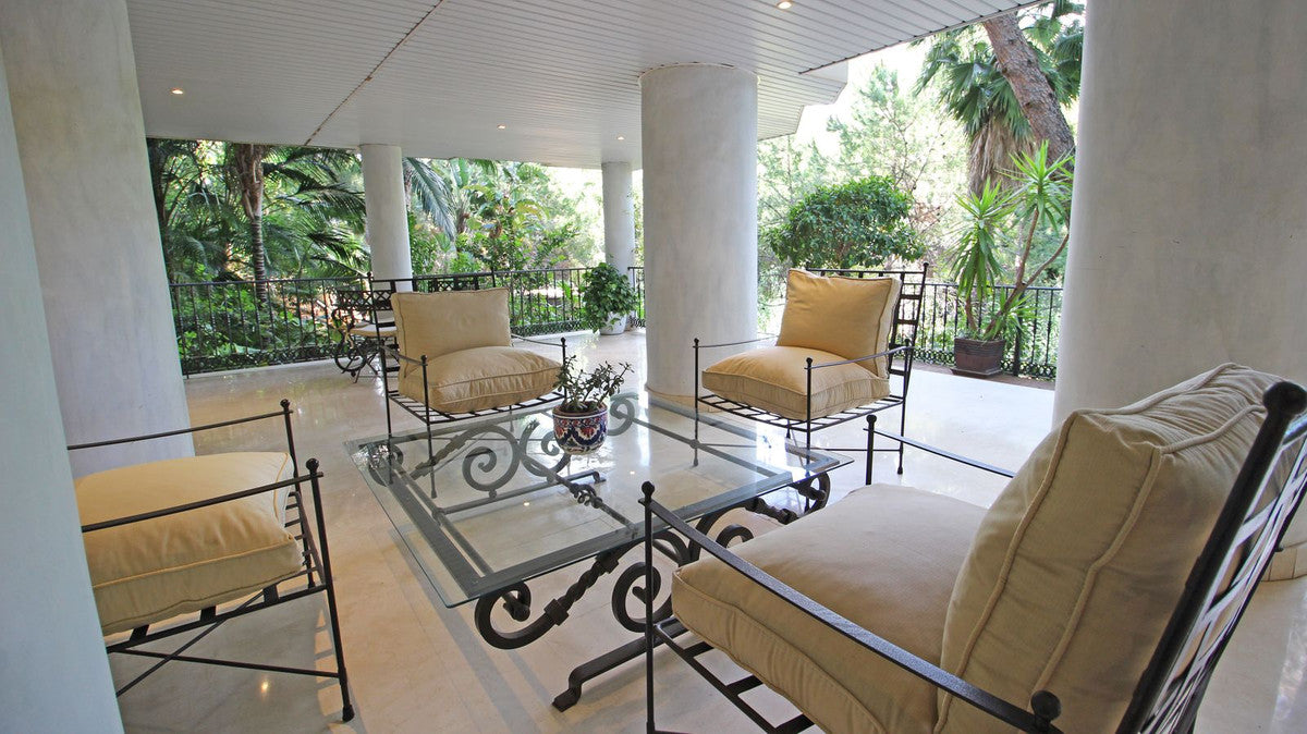 Apartamento de Ensueño a Metros del Mar con Terraza Acristalada, Piscina y Parking Privado