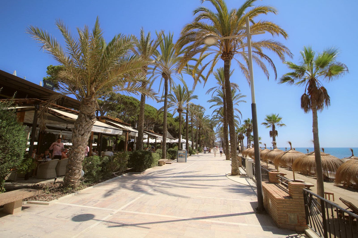 Apartamento de Ensueño a Metros del Mar con Terraza Acristalada, Piscina y Parking Privado