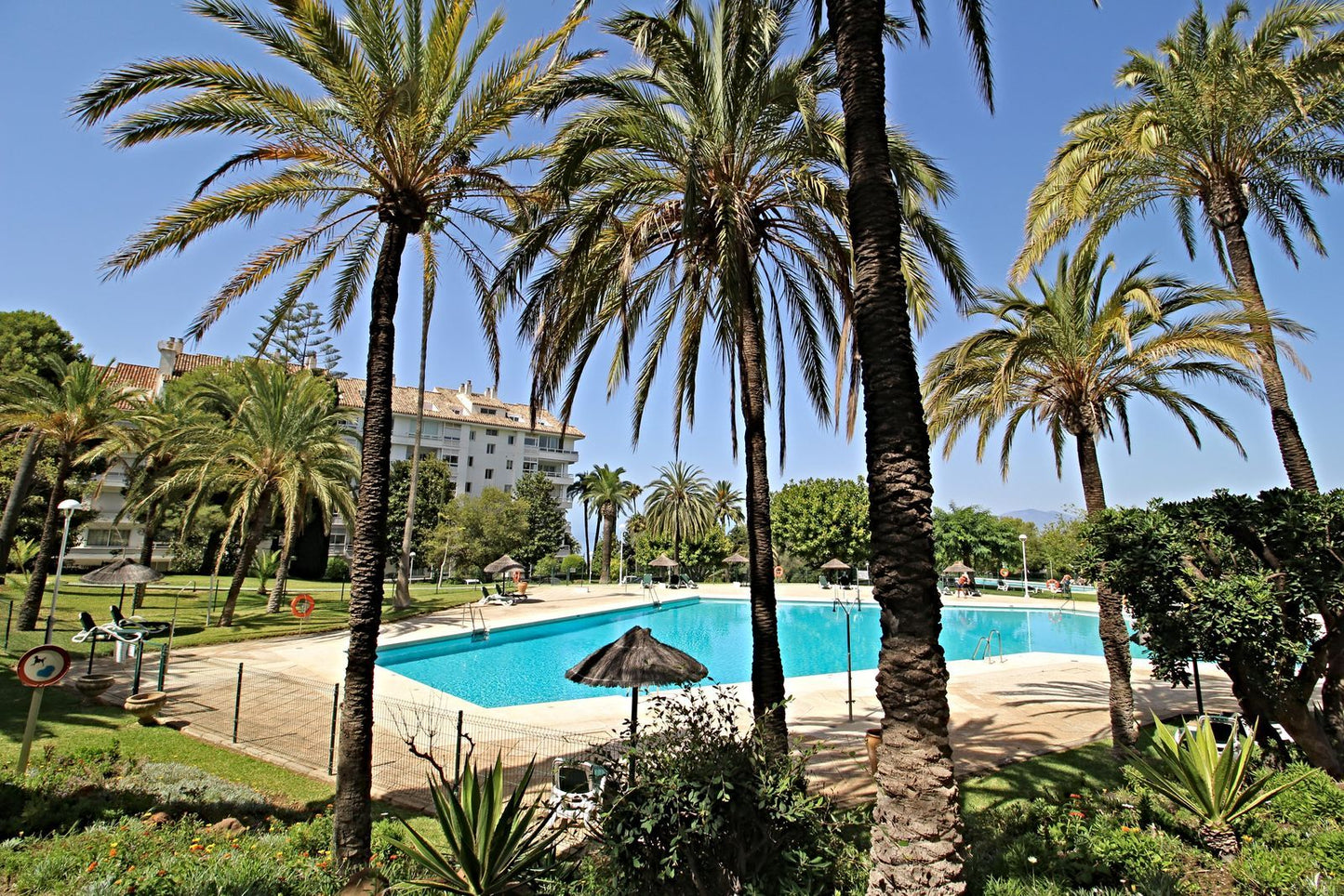 Apartamento de lujo en venta en Río Real, Marbella – 3 dormitorios, vistas al mar, garaje y zonas comunes exclusivas