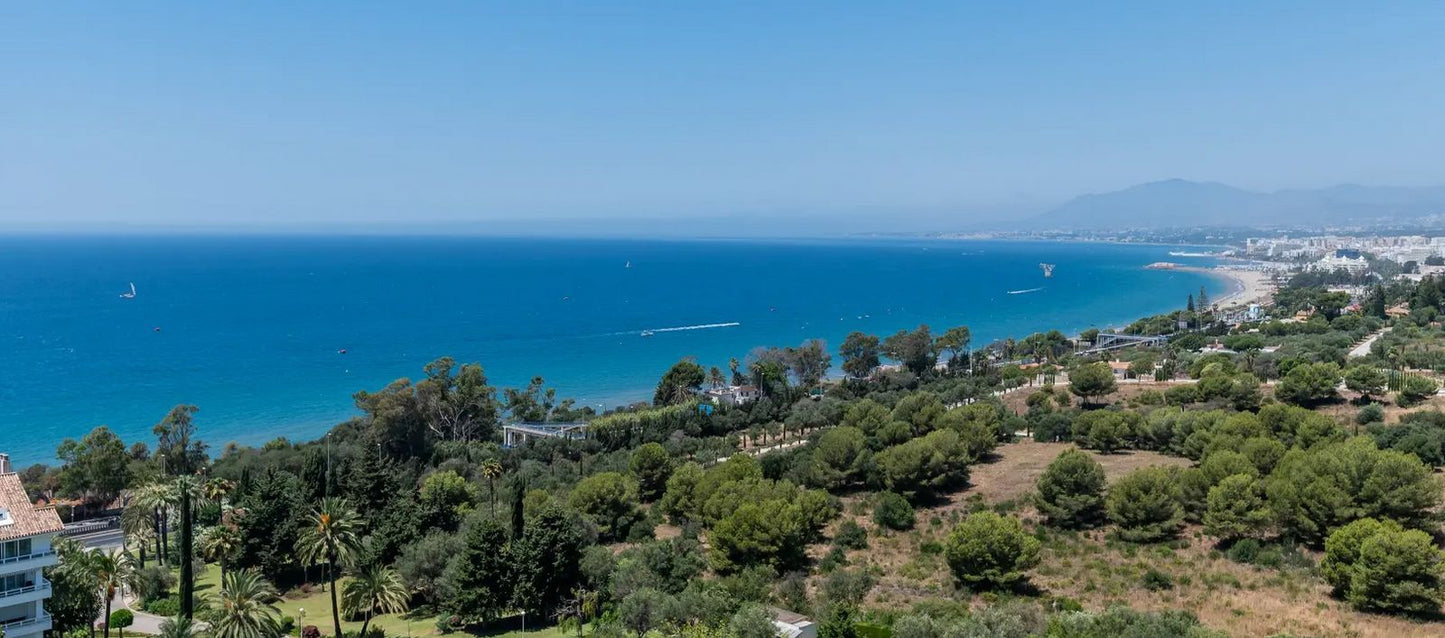 Apartamento de lujo en venta en Río Real, Marbella – 3 dormitorios, vistas al mar, garaje y zonas comunes exclusivas