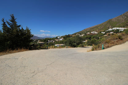 Terreno de 20.000 m² con Cortijo a Reformar y Vistas Panorámicas al Mar en Mijas – Gran Oportunidad de Inversión