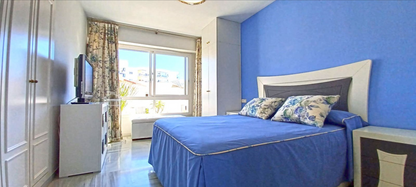 Elegante apartamento a 30 m del Paseo Marítimo de Marbella con piscina y jardines
