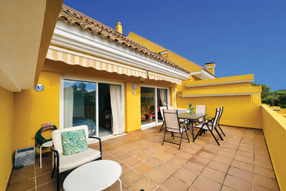 Apartamento de 3 dormitorios con terraza y vistas al mar en Marbella, a pocos metros de la playa