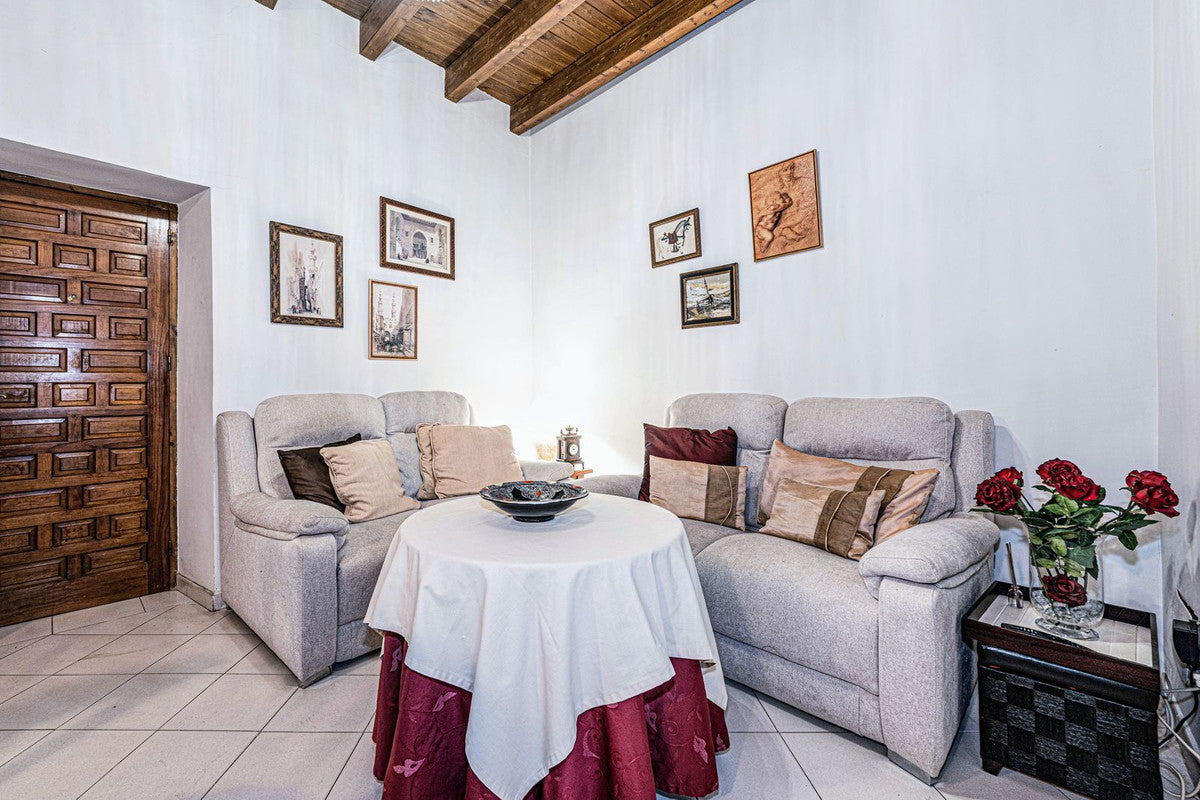 Ático con Terraza y Encanto Andaluz en el Casco Histórico de Marbella Frente a Iglesia Barroca