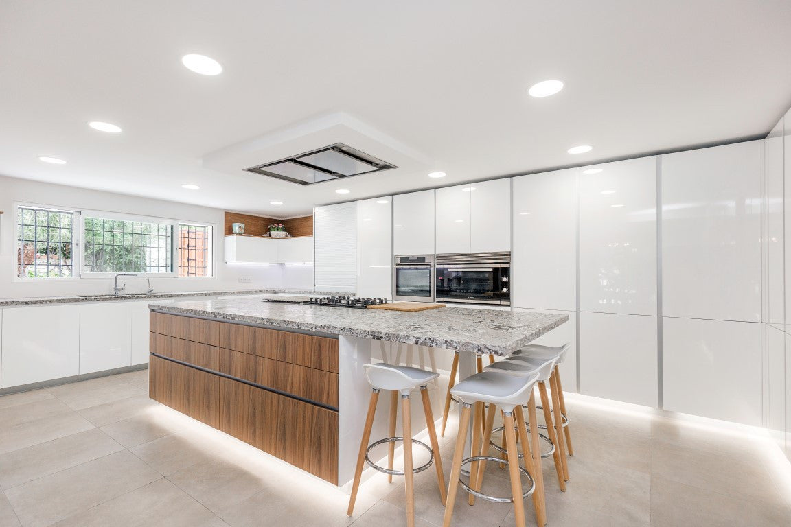 Villa en Marbella en Primera Línea de Golf | Parcela de 3.000 m² con Vistas al Mar y Potencial de Reforma