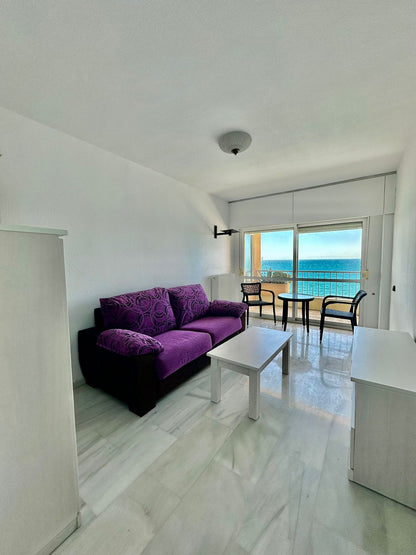 Estudio con Vistas al Mar en Primera Línea de Playa en Marbella – Ideal para Inversión