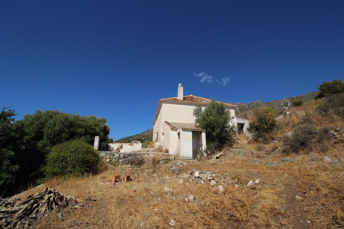 Terreno de 20.000 m² con Cortijo a Reformar y Vistas Panorámicas al Mar en Mijas – Gran Oportunidad de Inversión
