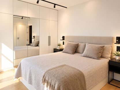 Apartamento reformado en planta alta con terraza soleada, vistas despejadas y piscina comunitaria
