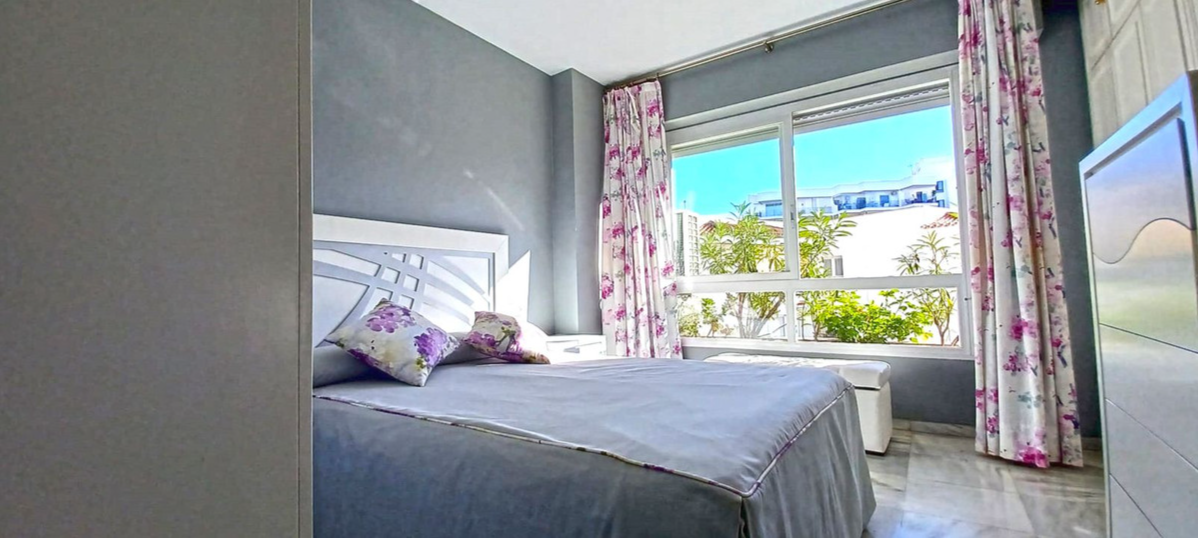 Elegante apartamento a 30 m del Paseo Marítimo de Marbella con piscina y jardines