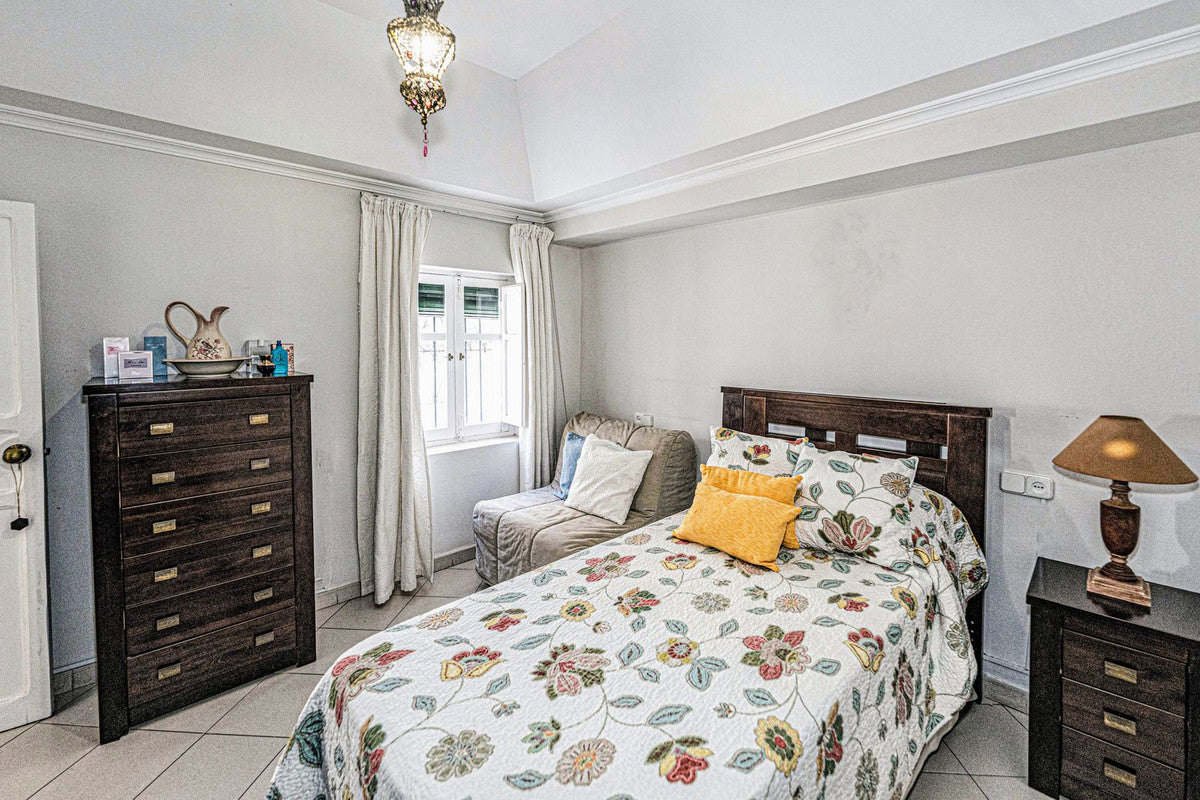 Ático con Terraza y Encanto Andaluz en el Casco Histórico de Marbella Frente a Iglesia Barroca