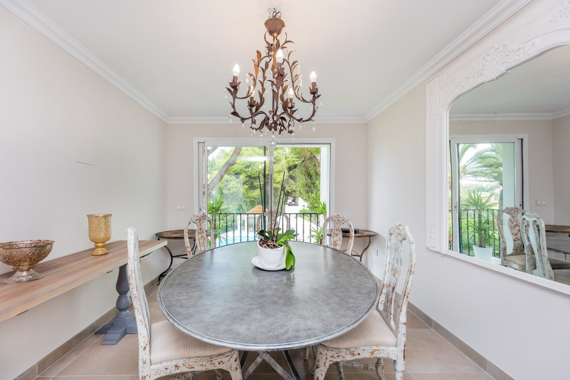 Villa en Marbella en Primera Línea de Golf | Parcela de 3.000 m² con Vistas al Mar y Potencial de Reforma