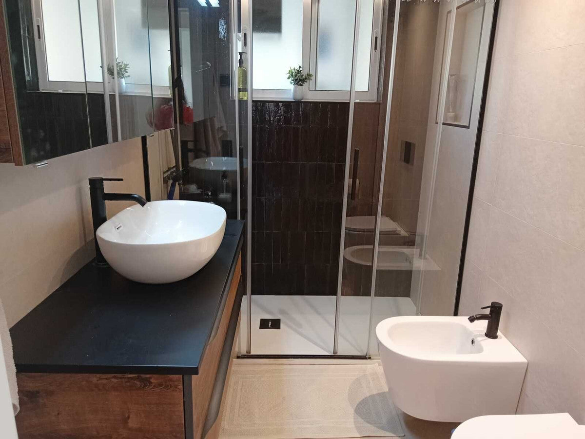 Apartamento reformado en planta alta con terraza soleada, vistas despejadas y piscina comunitaria