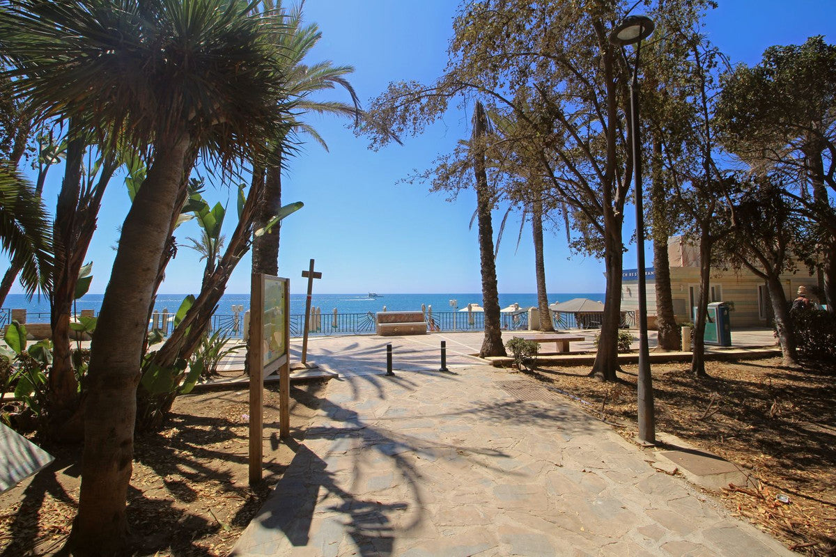 Apartamento de Ensueño a Metros del Mar con Terraza Acristalada, Piscina y Parking Privado