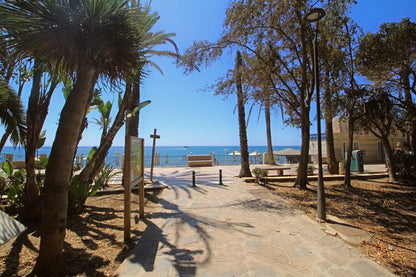 Apartamento de Ensueño a Metros del Mar con Terraza Acristalada, Piscina y Parking Privado