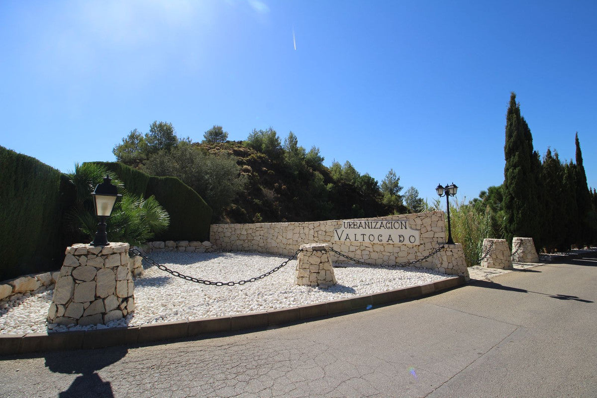 Terreno de 20.000 m² con Cortijo a Reformar y Vistas Panorámicas al Mar en Mijas – Gran Oportunidad de Inversión