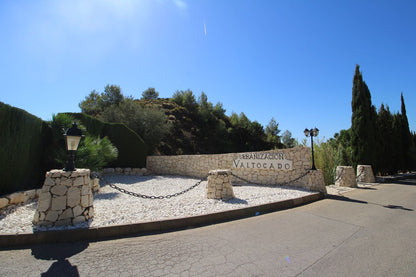 Terreno de 20.000 m² con Cortijo a Reformar y Vistas Panorámicas al Mar en Mijas – Gran Oportunidad de Inversión