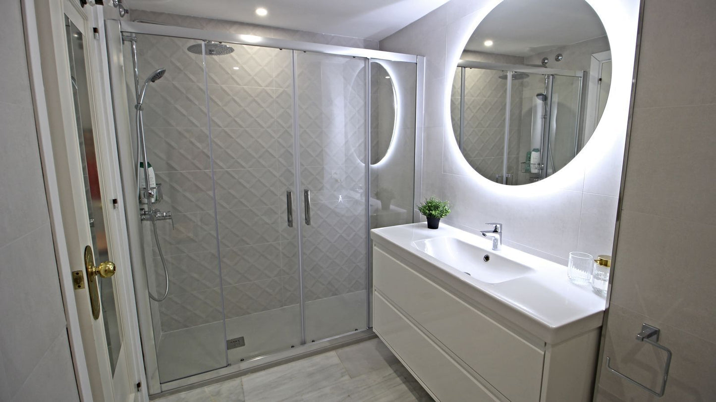 Apartamento de lujo en venta en Río Real, Marbella – 3 dormitorios, vistas al mar, garaje y zonas comunes exclusivas