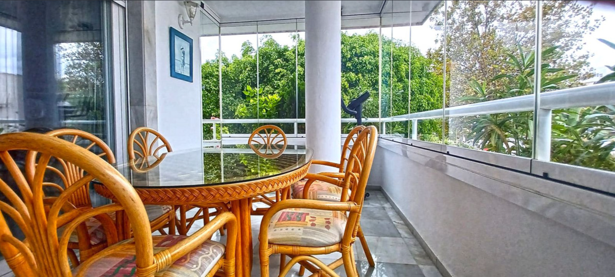 Elegante apartamento a 30 m del Paseo Marítimo de Marbella con piscina y jardines