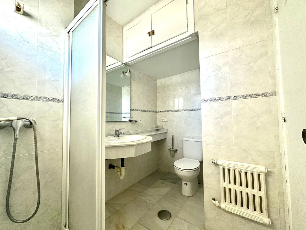 Estudio con Vistas al Mar en Primera Línea de Playa en Marbella – Ideal para Inversión