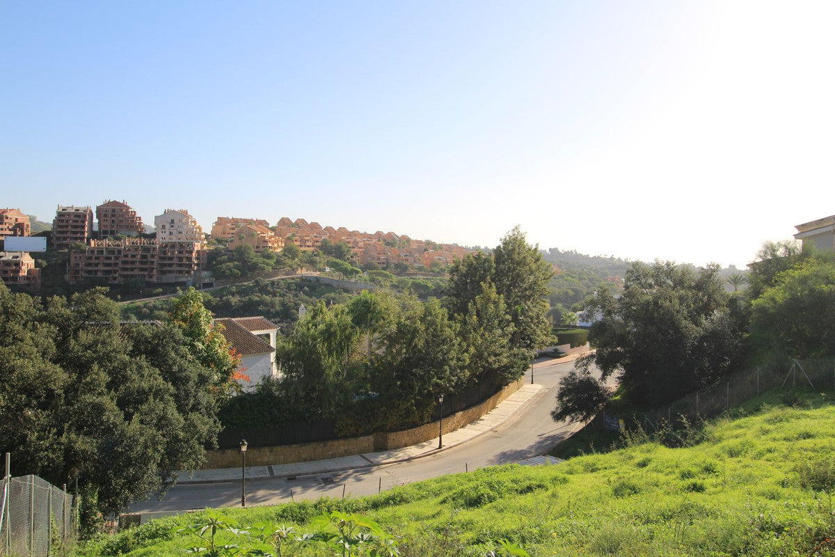 Terreno en Elviria, Marbella | Parcela con Proyecto de Villa de Lujo junto a Santa María Golf